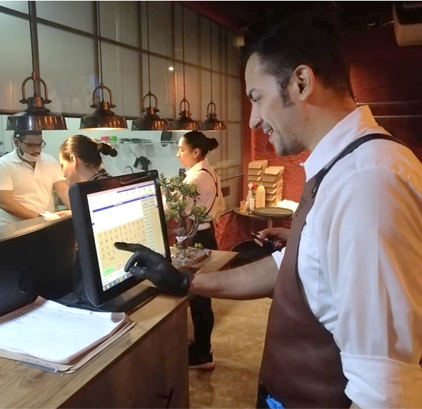 Empresario usando software para restaurantes para toma de pedidos